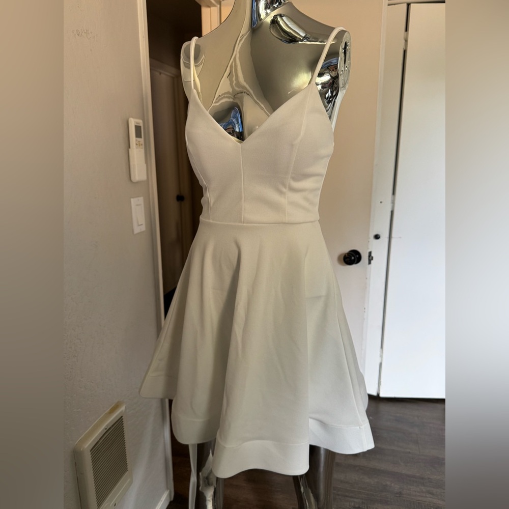 Chic White Sleeveless Mini Dress